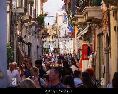 Taormina, Italie - 24 mai 2024 : les rues touristiques de Taormina pleines de monde pendant l'été. Sicile. Banque D'Images