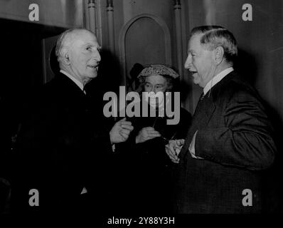 L'ambassadeur cambodgien organise un cocktail à Londres. La Maruess de Reading, à gauche, discute avec MM. Winthrop Aldrich ambassadeur des États-Unis au Royaume-Uni, et MM. Winthrop Aldrich. La saison d'automne à Londres bat son plein maintenant et à peine une journée semble passer sans cocktail diplomatique. Le dernier a été lancé mercredi par l'ambassadeur cambodgien au Royaume-Uni, Mr. au Chheum. L'occasion était de marquer la première année de l'indépendance du Cambodge et tout le monde a eu un temps gay. 10 novembre 1955. Banque D'Images