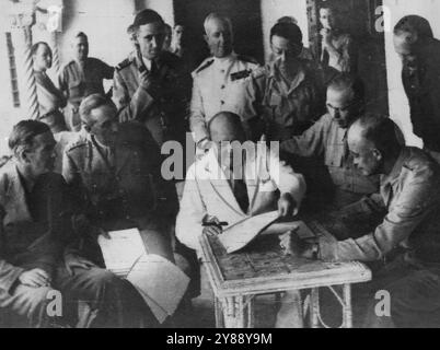 Discussions importantes sur la guerre à Alger -- ce cliché spécial montre Mr. Churchill avec (de gauche à droite), Mr. Anthony Eden (ministre britannique des Affaires étrangères), Maréchal Sir Alan Brooke (chef d'état-major impérial), Maréchal de l'Air Sir A. W. Tedder (commandant en chef de l'Air Méditerranée), amiral de la flotte Sir Andrew Cunningham (commandant en chef de la marine Afrique du Nord), général Sir H. MontAlexander (commandant adjoint en chef de l'Afrique du Nord), George B. Banque D'Images