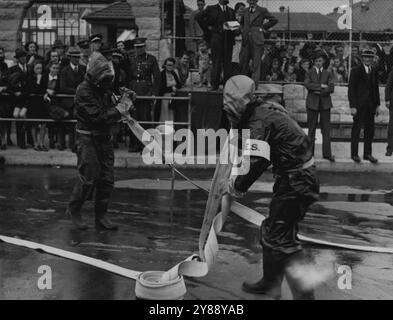 National Emergency services, démonstration à la station de Newtown. Escouade de décontamination de gaz à ***** Le gouverneur qui a regardé les opérations est en arrière-plan ***** . 24 octobre 1939. Banque D'Images