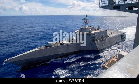 OCÉAN PACIFIQUE (1er octobre 2024) le navire de combat littoral de classe Independence USS Mobile (LCS 26) accompagne le porte-avions de classe Nimitz USS The Banque D'Images