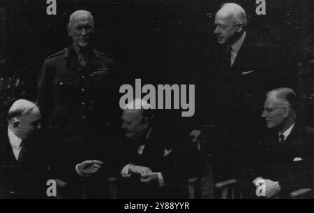 Premier ministre et empire premiers ministres à 10 rue de Downing - (de gauche à droite assis) Mr. Mackenzie King, Mr. Churchill, Mr. Curtin. 1er mai 1944. (Photo de TASS). Banque D'Images