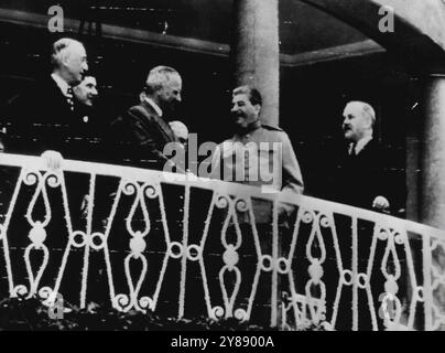 Truman rend visite à Staline à Berlin -- le président Truman (deuxième à partir de la gauche) serre la main au premier ministre Staline (deuxième à partir de la droite) alors que le directeur général américain rendait visite à Staline dans ses quartiers d'habitation à Berlin le 18 juillet. Le secrétaire d'État américain James F. Byrnes est à gauche et le ministre russe des Affaires étrangères Vyacheslav Molotov est à droite. 20 août 1945. (Photo de AP Wirephoto). Banque D'Images