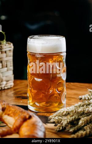 Bière mousseuse classique dans une tasse traditionnelle, parfaite pour les fêtes de pub ou Oktoberfest Banque D'Images