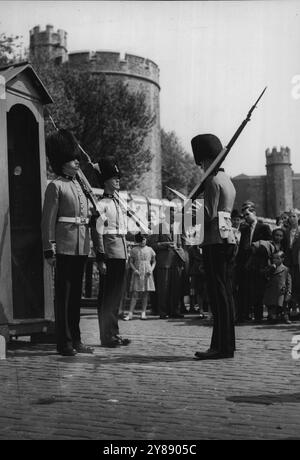 Les Royal Fusiliers retournent à la Tour - le changement de garde sur Tower Wharf....juste pour une garde de 24 heures, un officier, deux Sergents et 20 autres rangs des Royal Fusiliers portaient une robe complète (busbies - plus court que les busbies de la Garde) et des vestes écarlate. Le roi a permis cela pour marquer le retour du célèbre City of London Regiment de Hounslow à la Tour où ils ont été formés en 1685. 26 mai 1949. (Photo d'Associated Newspapers). Banque D'Images