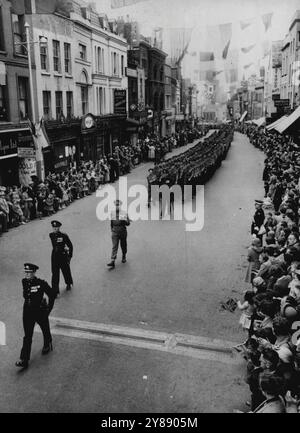 Glosters Lay Up Old Colours - le Gloucestershire Regiment, qui a obtenu la citation présidentielle (américaine) pour son rôle dans une action en Corée, marche dans Westgate-Street, Gloucester, en avril 27, dirigé par le commandant, le colonel Digby Grist. Ils revenaient de la cathédrale de Gloucester où les vieilles couleurs du régiment avaient été déposées. Le duc de Gloucester a présenté de nouvelles couleurs au régiment la veille. 29 avril 1952. (Photo d'Associated Press photo). Banque D'Images