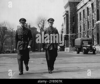 La Tour de Londres Regiment -- 1re. BN. Les Royal Fusiliers retournent au Royaume-Uni après 30 ans de service outre-mer.2nd. Les lieutenants John et David Connington sont des jumeaux identiques. Les deux ont rejoint le 1er. Royal Fusiliers en tant que serviteurs nationaux ; les deux ont été commissionnés ; les deux ont choisi de rester en tant qu'officiers réguliers. Les deux partent à nouveau outre-mer en juin. Ils retournèrent en Angleterre avec le 1er. Royal Fusiliers sur la 2e. Avril 1952. 14 juillet 1952. (Photo du Bureau central de l'information). Banque D'Images