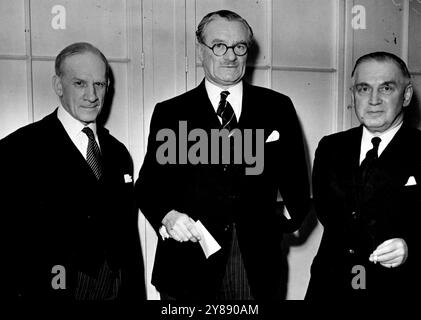 Hommage à deux lauréats du Prix Nobel -- de gauche à droite : Sir Robert Robinson, ma., D.Sc., il.D. Président de la Royal Society : Sir Frederick bain, M.C. et Sir Edward Appleton G.B.E. K.C.B., M.A. D.Sc., il.D., F.R.S., à la réunion. La Fédération britannique. Industries a tenu une réunion au lecture Theatre de la Royal institution, Londres, lorsque Sir Robert Robinson, président de la Royal Society (lauréat du prix Nobel de chimie 1947) a parlé de «la portée de la chimie organique» et Sir Edward Appleton C.B.E., K.C.B., F.R.B., secrétaire du département de la recherche scientifique et industrielle (lauréat Banque D'Images