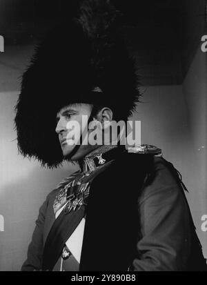 Le Bandmaster de la Black Watch met sur son uniforme de Gala -- Black Watch Bandmaster in Profile : son bonnet en plumes de 16 pouces de haut fait de panaches d'autruche noir est décoré d'un crochet rouge surmontant le couvre-chef. 5 novembre 1951. (Photo de Tom L. Blau, Camera Press). Banque D'Images