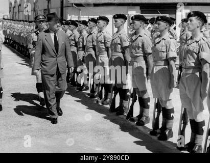 Sir Robert Armitage quitte Chypre : Sir Robert inspecte la Garde d'honneur. Sir Robert Armitage, gouverneur sortant de Chypre, a quitté Larnaga jeudi à bord du Fillipo Grimaldi pour l'Angleterre. Avant de partir, il inspecta une garde d'honneur de Green Howards, et après les adieux à l'entrée de la jetée, il quitta la foule au chant d'Enosis. Cette photo a été reçue par avion aujourd'hui. 1er octobre 1955. Banque D'Images