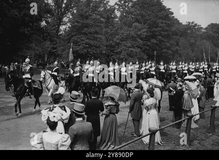 Les gardes passent -- Top-chapeaux sont enlevés comme les gardes passent -- une impression de Hyde Park dans le **** Depuis Shepperton Studios jusqu'à aujourd'hui (mardi). Un aperçu pittoresque du siècle dernier a été vu aux studios Shepperton aujourd'hui lorsqu'une troupe de Royal Horse Guards, vêtue pour la première fois depuis la guerre, est apparue dans des scènes tournées pour la production cinématographique londonienne de Sir Alexander Korda, « an Ideal Husband ». Sur une vaste scène construite pour ressembler au Hyde Park Corner de l'époque dans des détails authentiques, les gardes ont chevauché aux acclamations de dames crinolées marchant avec leurs escortes détestées. 1er juillet Banque D'Images