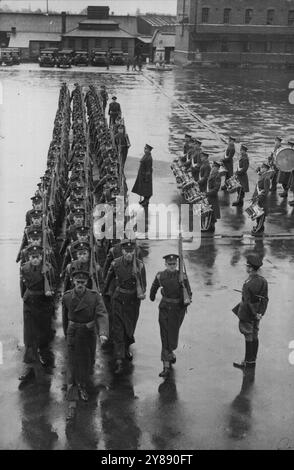 Garde d'honneur pour mariage royal -- le match passé de la garde d'honneur à Victoria Barrack, dirigée par le major P.C. Britten, commandant de la Garde d'honneur. Répétition de la Compagnie du roi du 1er. Bataillon Grenadier Guards à Victoria Barrack, Windsor, qui formera la garde d'honneur au mariage de la princesse Elizabeth et du lieutenant Philip Mountbatten. 12 novembre 1947. (Photo de Sport & General Press Agency Limited). Banque D'Images