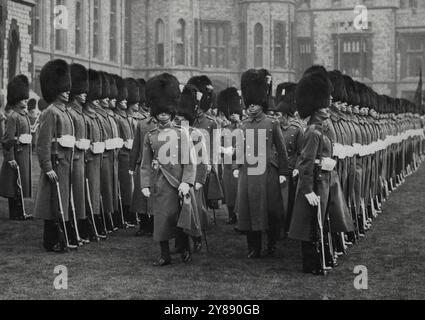 Prince inspecte Welsh Guards -- le Prince de Galles en passant par les rangs pendant l'inspection Cérémonie de la journée de David au château de Windsor. S.A.R. le prince de Galles, en tant que colonel en chef du régiment, inspecte le 1er bataillon Welsh Guards dans le Grand Quadrangle, château de Windsor, Berks. Avec les célébrations du bataillon du jour de David. 1er mars 1933. (Photo de Sports & General Press Agency, Limited). Banque D'Images