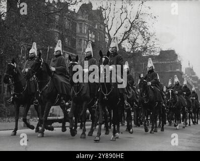 Royal Wedding Escort of Household Cavalry : répétition à Hyde Park -- les sauveteurs, portant leurs casques blancs à plumes, leurs manteaux rouges, leurs pantalons blancs en peau de daim et leurs bottes de cuisse noires, lors de la répétition de la procession royale de mariage, cet après-midi 13 novembre. Les membres de la cavalerie domestique qui prendront part à la procession royale de mariage à l'abbaye de Westminster, le 20 novembre, plus leur robe complète lors des répétitions à Hyde Hyde Hyde Hyde Hyde Londres, cet après-midi 13 novembre. 1er décembre 1947. (Photo d'Associated Press photo). Banque D'Images