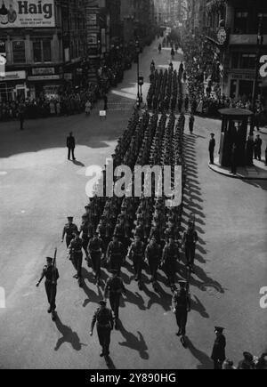 Gardes en marche du jour de l'armée -- Un détachement de gardes gallois marche dans la rue de la flotte, Londres pendant un défilé du jour de l'armée aujourd'hui 5 mai. Plus de 2 000 soldats ont défilé dans la ville lors du plus grand défilé militaire depuis le jour de la Ve. C'était surtout une parade kaki, mais les kilts, les cornemuses et les cuivres brillamment polis apportèrent des touches de couleur à la cérémonie. La plupart des soldats qui y ont participé étaient de jeunes hommes de 21 à 23 ans, appelés depuis la guerre. Le lord-maire de Londres, Sir George Aylwen a pris le salut de la parade alors qu'elle passait devant la cathédrale de Paul. 05 mai 1949. (Photo d'Associated Press photo). Banque D'Images