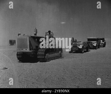 Ateliers du désert - derrière les hommes qui combattent dans la guerre moderne il y a une immense armée d'hommes pour leur fournir tout ce dont ils ont besoin. Cet atelier Mobile Ordnance est situé à quelques kilomètres derrière la ligne de front, ce qui permet aux victimes mécaniques d'être renvoyées dans les zones de combat dans les plus brefs délais. Ce tracteur caterpillar est utilisé pour remorquer des véhicules dans les ateliers pour réparation. 24 mai 1943. Banque D'Images