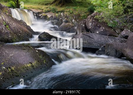 Beauté sauvage de la cascade de Derrycunnihy, Kerry Banque D'Images