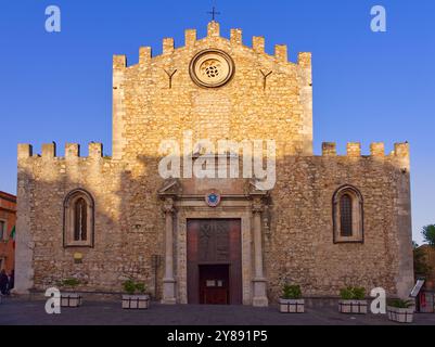 Taormina, Italie - 24 mai 2024 : Taormina Duomo façade de l'église San Nikolas en été couleurs et ombres du coucher du soleil, Sicile Banque D'Images