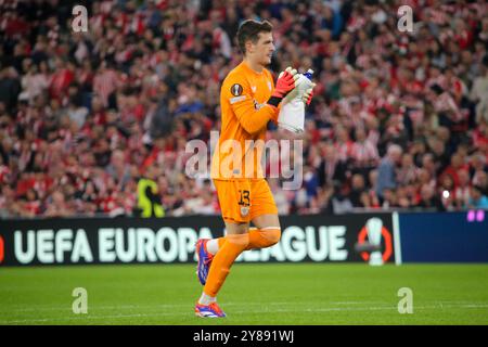 Bilbao, Espagne, 03 octobre 2024 : le gardien de but de l'Athletic Club, Julen Agirrezabala (13 ans), applaudit la foule lors du match de la deuxième phase de l'UEFA Europa League 2024-25 opposant l'Athletic Club et l'AZ Alkmaar le 03 octobre 2024 au stade San Mamés de Bilbao, Espagne. Crédit : Alberto Brevers / Alamy Live News. Banque D'Images