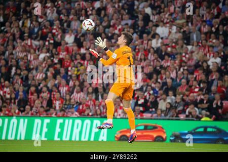 Bilbao, Espagne, 03 octobre 2024 : le gardien de but de l'Athletic Club, Julen Agirrezalaba (13 ans), attrape le ballon lors du match de la deuxième phase de l'UEFA Europa League 2024-25 opposant l'Athletic Club et l'AZ Alkmaar le 03 octobre 2024 au stade San Mamés de Bilbao, Espagne. Crédit : Alberto Brevers / Alamy Live News. Banque D'Images