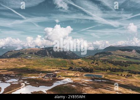 Vue panoramique de la Seiser Alm aux Dolomites en Italie, prise de vue par drone Banque D'Images