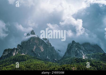 Vue panoramique du Mont Sciliar sur la Seiser Alm dans les Dolomites au Tyrol du Sud, Italie, Europe Banque D'Images