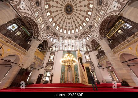 Uskudar Istanbul Turquie 06 mai 2023 ; intérieur de la mosquée Yeni valide, construite par Mimar Sinan. Vue sur le dôme. Uskudar, Istanbul, Turquie. Banque D'Images