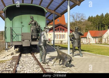 Gare de Durlesbach, ouverte en 1849 et déclassée en 1984, monument ferroviaire, mémorial ferroviaire, groupe de figures de l'artiste René Auer, Banque D'Images