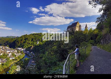 Vue surélevée de Vianden avec la rivière Our et le château perché au-dessus de la ville, canton de Vianden, Grand-Duché de Luxembourg Banque D'Images