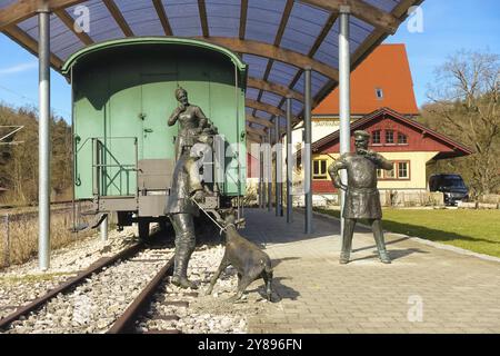 Gare de Durlesbach, ouverte en 1849 et déclassée en 1984, monument ferroviaire, mémorial ferroviaire, groupe de figures de l'artiste René Auer, Banque D'Images