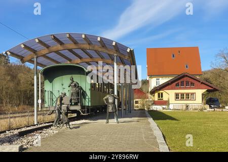 Gare de Durlesbach, ouverte en 1849 et déclassée en 1984, monument ferroviaire, mémorial ferroviaire, groupe de figures de l'artiste René Auer, Banque D'Images