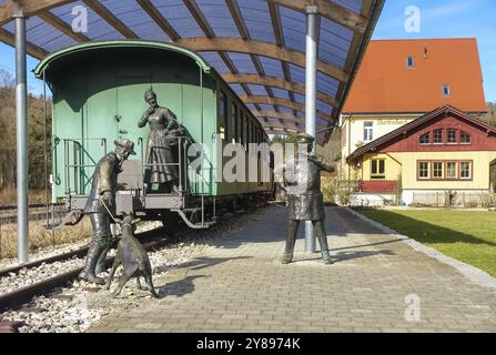 Gare de Durlesbach, ouverte en 1849 et déclassée en 1984, monument ferroviaire, mémorial ferroviaire, groupe de figures de l'artiste René Auer, Banque D'Images