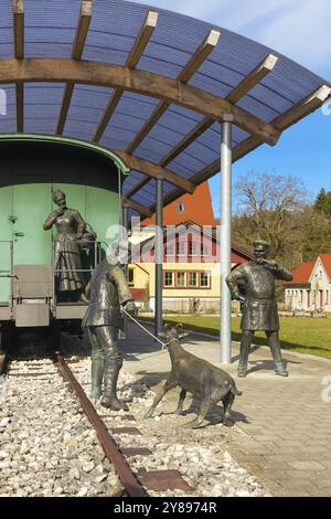 Gare de Durlesbach, ouverte en 1849 et déclassée en 1984, monument ferroviaire, mémorial ferroviaire, groupe de figures de l'artiste René Auer, Banque D'Images