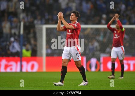 Porto, Portugal. 03 Oct, 2024. Dragao Stadium, UEFA Europa League 2024/2025, FC Porto versus Manchester United ; Harry Maguire de Manchester United applaudit la foule après le match entre le FC Porto et Manchester United pour le deuxième tour de l'UEFA Europa League 2024/2025 au Dragao Stadium de Porto le 03 octobre 2024. Photo : Daniel Castro/DiaEsportivo/Alamy Live News crédit : DiaEsportivo/Alamy Live News Banque D'Images