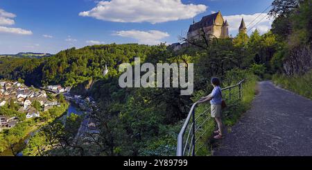 Vue surélevée de Vianden avec la rivière Our et le château perché au-dessus de la ville, canton de Vianden, Grand-Duché de Luxembourg Banque D'Images