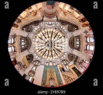 Uskudar Istanbul Turquie 06 mai 2023 ; intérieur de la mosquée Yeni valide, construite par Mimar Sinan. Vue sur le dôme. Uskudar, Istanbul, Turquie. Banque D'Images