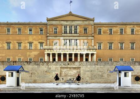 Cérémonie traditionnelle de relève de la garde devant le bâtiment du Parlement grec sur la place Syntagma Banque D'Images