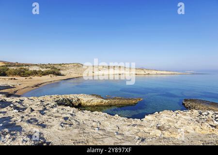 La plage Alogomandra à Milos, Grèce, Europe Banque D'Images