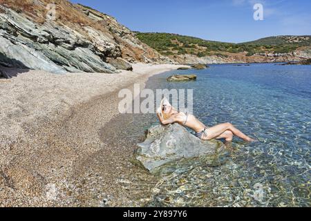 Jeune femme à la plage Stomio dans l'île d'Evia, Grèce, Europe Banque D'Images