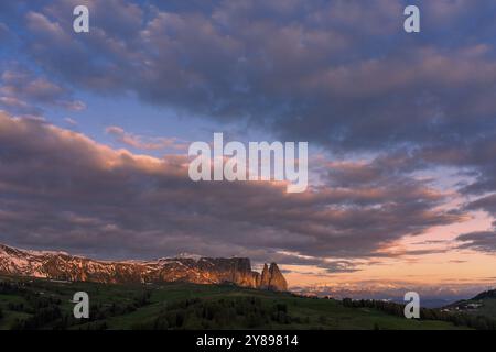 Vue panoramique de la Seiser Alm aux Dolomites en Italie, prise de vue par drone Banque D'Images