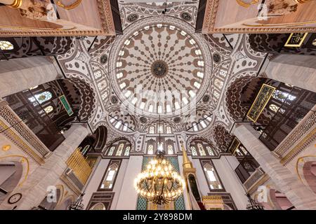 Uskudar Istanbul Turquie 06 mai 2023 ; intérieur de la mosquée Yeni valide, construite par Mimar Sinan. Vue sur le dôme. Uskudar, Istanbul, Turquie. Banque D'Images