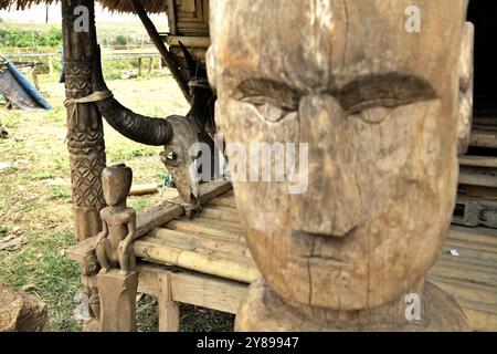 Sculptures en bois sous forme de figure humaine à Pero, Pero Batang villlage, Kodi, Sumba Sud-Ouest, Nusa Tenggara est, Indonésie. Banque D'Images