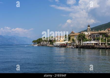 Vue de la vieille ville de Torri del Benaco sur le lac de Garde en Italie Banque D'Images