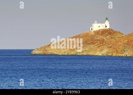 Le phare du port de Korissia sur l'île de Kea, Grèce, Europe Banque D'Images