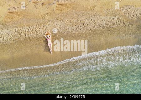 Une belle femme à la plage Agia Eleni de Skiathos vue de drone, Grèce, Europe Banque D'Images