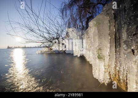 Lac gelé avec glaçons brillants au coucher du soleil, Niederzell, Reichenau, lac de Constance, Bade-Wuertemberg, Allemagne, Europe Banque D'Images