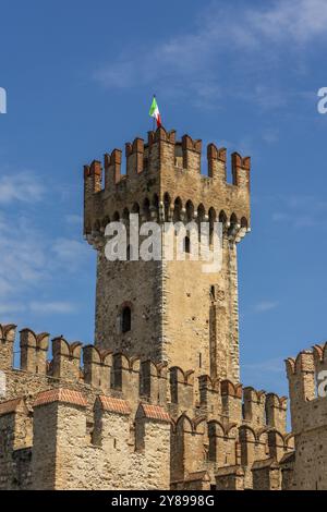 Vue du château de Scaliger près de Sirmione en Italie Banque D'Images