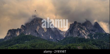 Vue panoramique du Mont Sciliar sur la Seiser Alm dans les Dolomites au Tyrol du Sud, Italie, Europe Banque D'Images