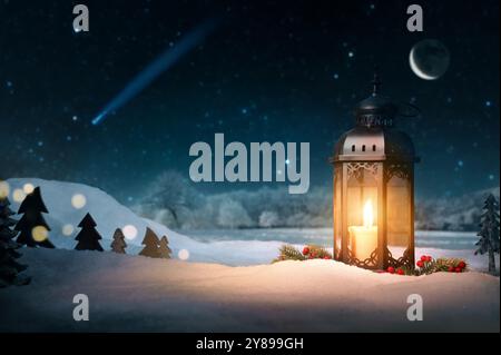 Bougie brûlant dans une élégante lanterne de Noël ornementale, avec un fond de nature comprenant la neige, le ciel nocturne, la lune, les étoiles et une comète Banque D'Images