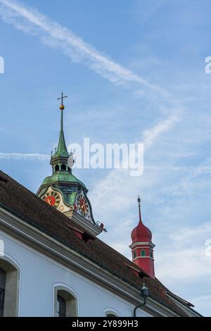 Vue de l'église paroissiale de Saint Pierre et Paul à Kuessnacht en Suisse Banque D'Images